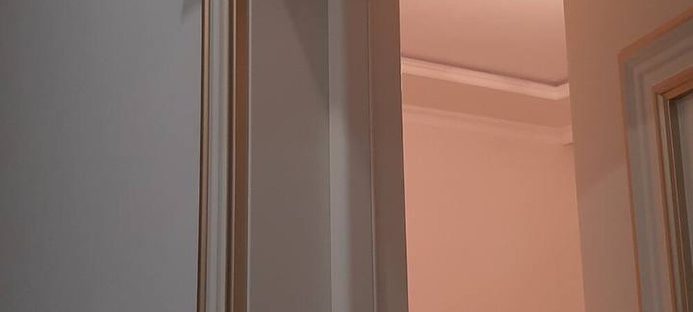 Установили межкомнатную дверь с декоративными наличниками